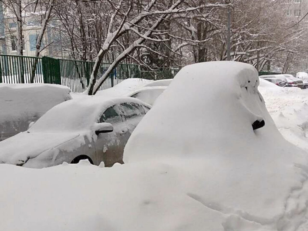 завалило москву снегом