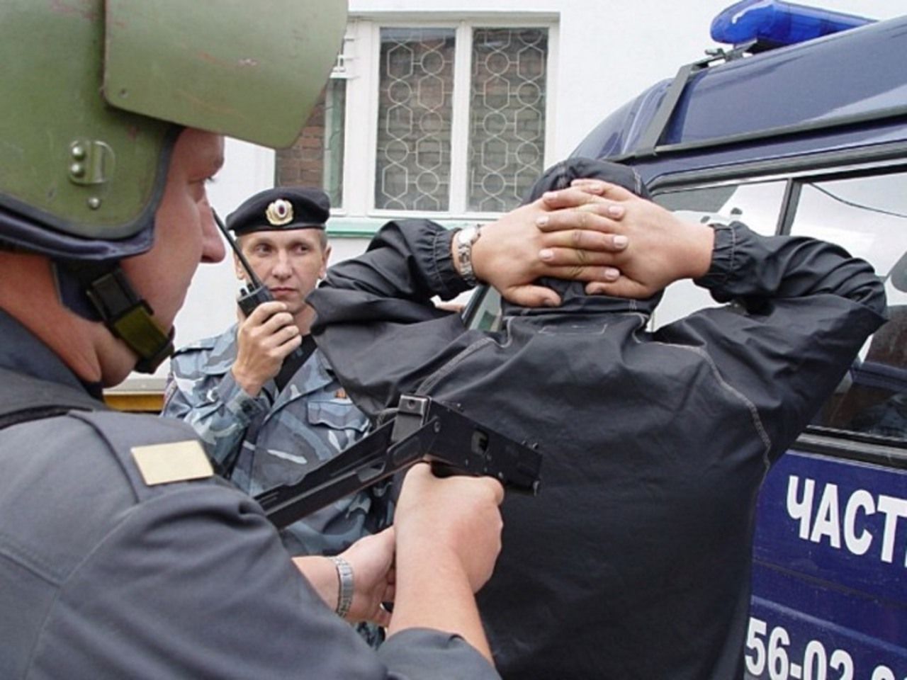 Полиция поймала. Полицейский при задержании.