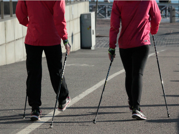 Пожилые люди, которые занимаются Nordic Walking, преображаются.
