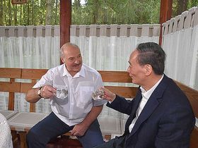 Зампреда КНР Ван Цишаня принимали в загородной резеденции Лукашенко как одного из самых почетных гостей. Но под минералку.