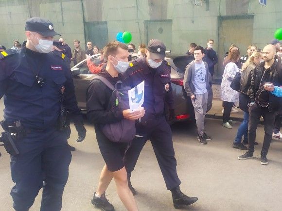В российских городах на акциях «Я/Мы Фургал» задержали около 70 человек