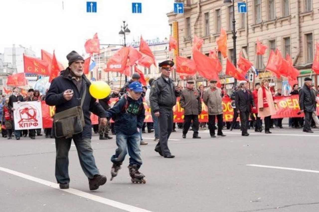 День вместо. Демонстрация 1 мая транспорт. Элементы демонстрации. Площадка на демонстрации. Демонстрация большого.