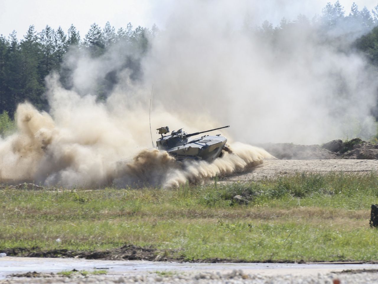 Военно аналитический портал. Обстрел танка полигон. Обстрел т-90 на полигоне. Танковый обстрел. Дубровичи полигон стрелять.