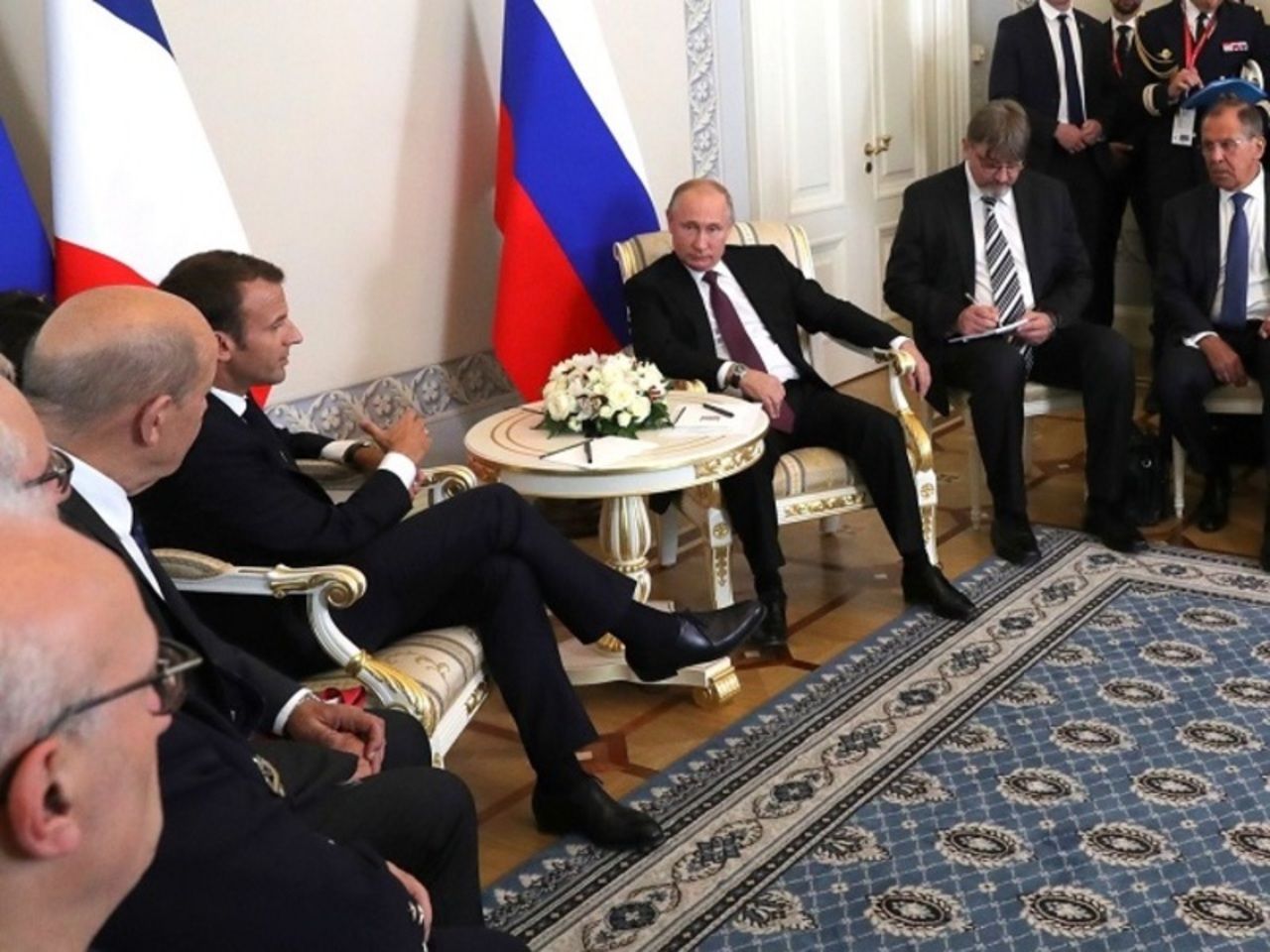 Переводчик для Макрона у Путина