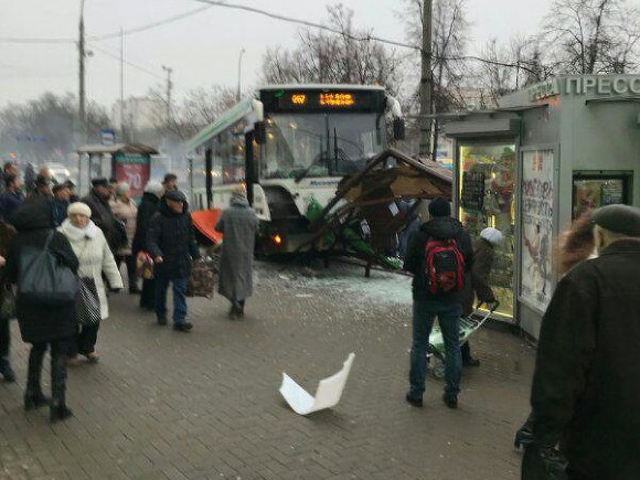 Автобус столкнулся с грузовиком на западе Москвы, есть пострадавшие
