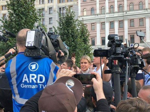 Любовь Соболь удалось выступить и пообщаться с журналистами на несогласованной акции на Пушкинской площади столицы.