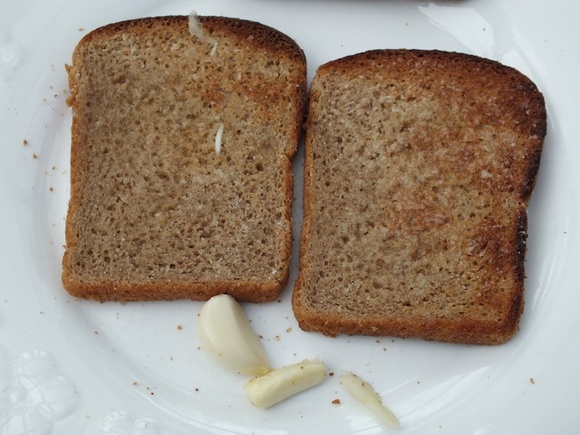 В хлебе есть мясо. Плесень на хлебе. Белая плесень на хлебе. Черная плесень на хлебе. Эксперимент с хлебом.