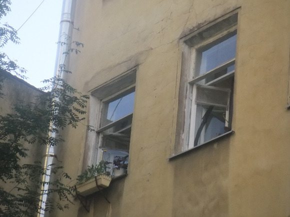 Юная россиянка выпрыгнула из окна, спасаясь от педофила