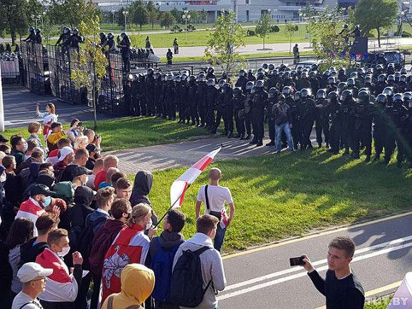 В Минск перед многотысячным шествием к дворцу Лукашенко согнали ОМОН и БТРы