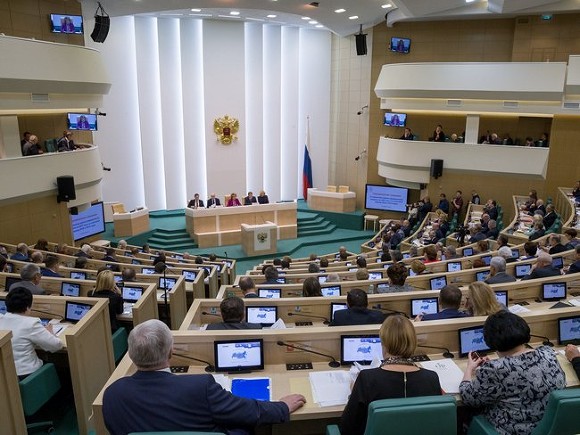 Совет Федерации одобрил закон о наказании за осквернение георгиевской ленты