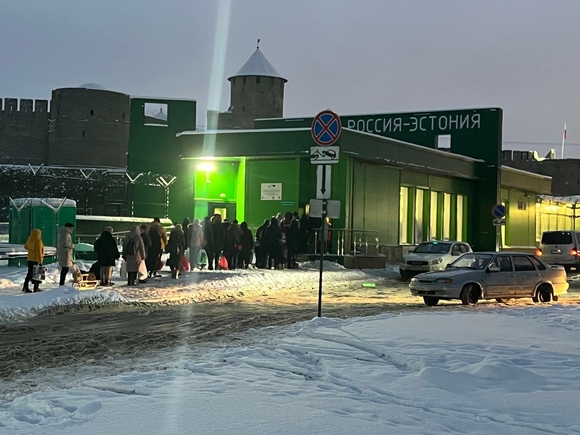 Очереди на границе в сторону Эстонии стали растягиваться порой на несколько часов. Очереди на границе в сторону Эстонии стали растягиваться порой на несколько часов.
