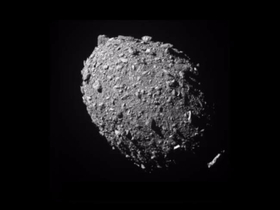 На этом снимке NASA изображен астероид Диморфос, увиденный космическим аппаратом DART за 11 секунд до столкновения. Бортовой проектор на борту DART сделал снимок с расстояния 68 км. Это последнее изображение, на котором в поле зрения попал весь Диморфос.