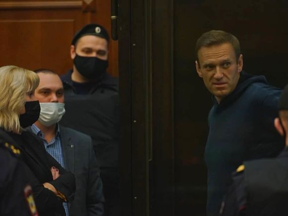 Навальный «навалился» на решетку, суд и президента