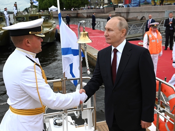 Путин выступит на параде в честь Дня ВМФ в Петербурге