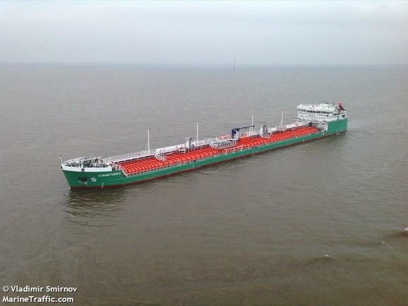 В проливе Дарданеллы столкнулись следовавший из России танкер и катер