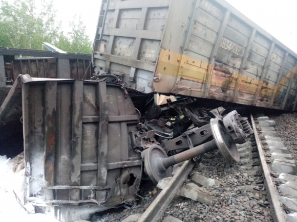 В Тульской области сошли с рельс несколько вагонов грузового поезда, один человек погиб