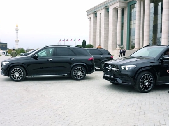Кадыров подарил чеченским силовикам автомобили премиум-класса (фото)