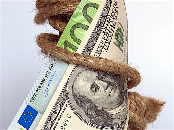 Курс доллара в ходе торгов на МосБирже рухнул ниже 58 рублей, евро — ниже 61