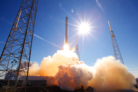 SpaceX провела первый в истории запуск пилотируемого корабля в космос (видео)