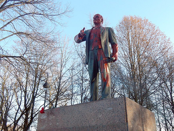 В Томске возбудили уголовное дело из-за оскорбления Путина на спине Ленина