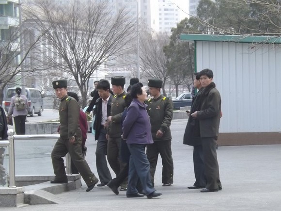 Настойчиво попросили о зачислении: северокорейская газета написала о 800 тыс. записавшихся в армию за сутки