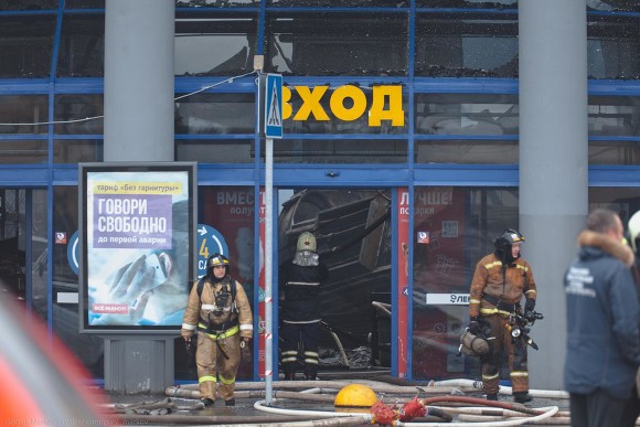 Очевидцы: В Томске зрелищно горит и взрывается гипермаркет «Лента» (видео)