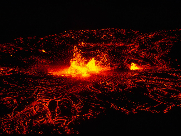 На Гавайских островах проснулся один из самых мощных вулканов мира (фото, видео)