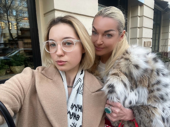 Волочкова выложила фото с 16-летней дочерью и назвала их главное сходство