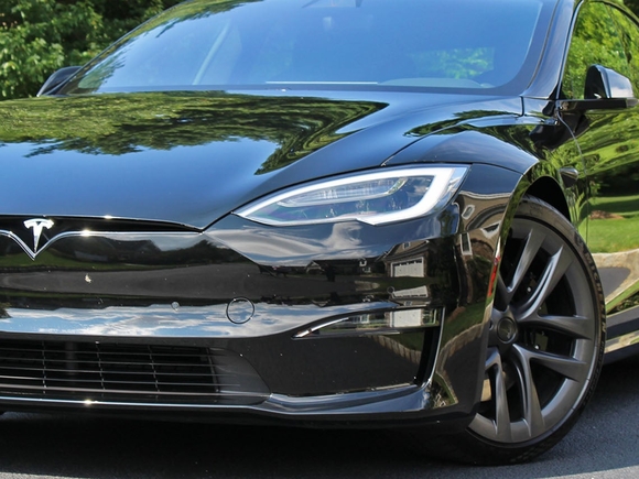 Машины Tesla проверят на безопасность из-за любителей играть за рулем