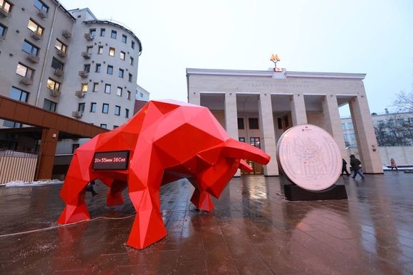 Статуя быка с таймером обратного отсчета до Нового года появилась в Москве (фото)