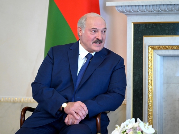 Лукашенко заявил о готовности привиться от COVID-19, но только белорусской вакциной