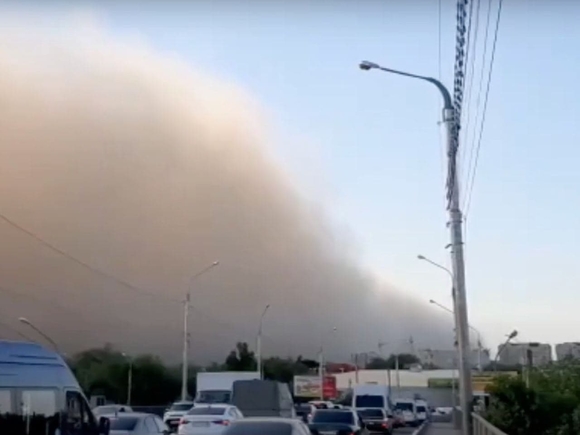 Астраханцы возмущены поздним оповещением МЧС о пыльной буре