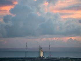 Ракета миссии «Артемида — 1» на стартовой площадке