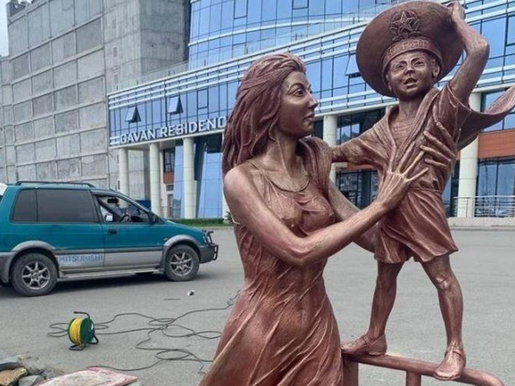 Во Владивостоке горожане обсуждают скульптуру «развратной» матери