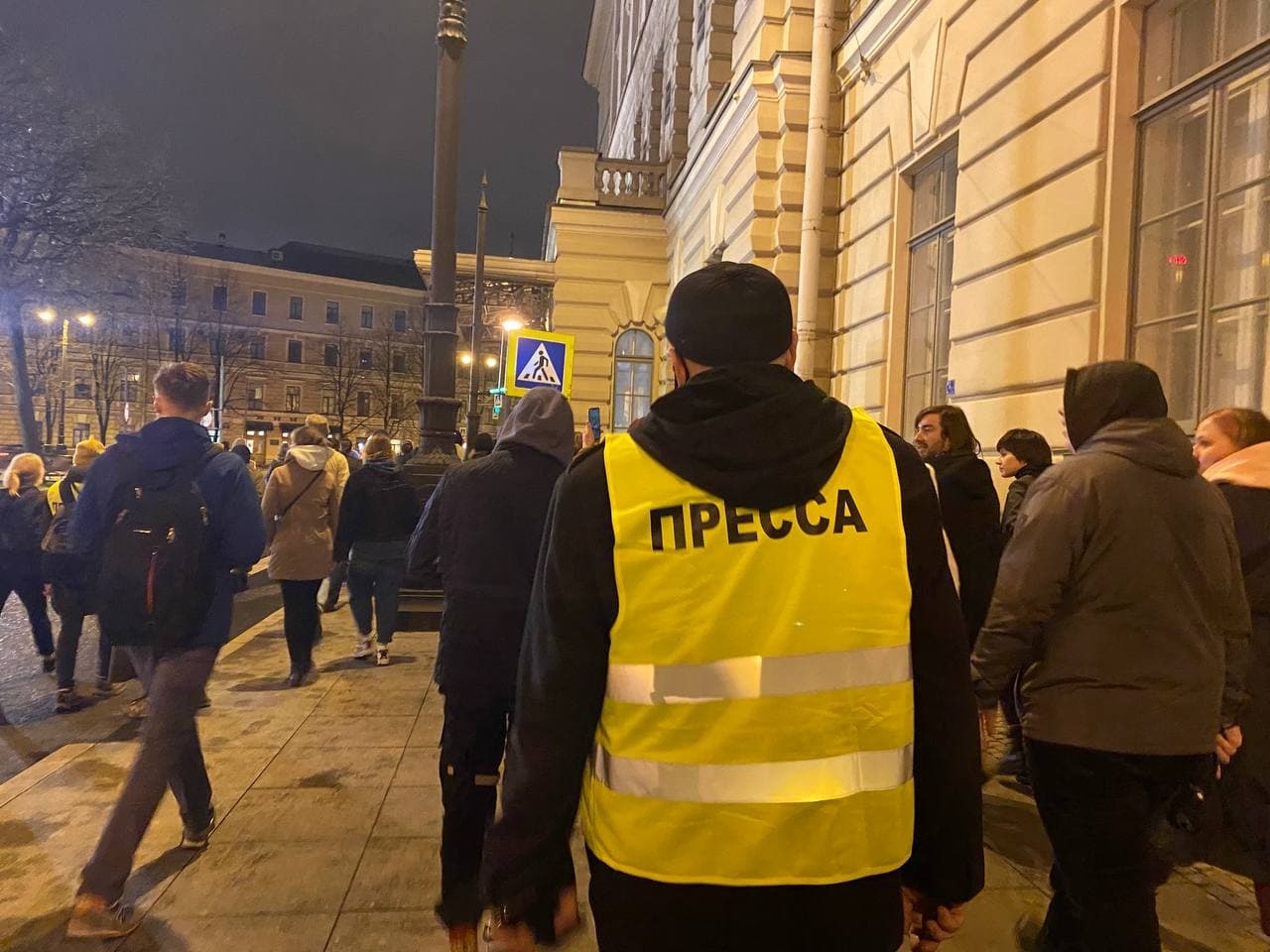 Пропускать журналист. Девушка шляпке желтой коленях на Невском на митинге.