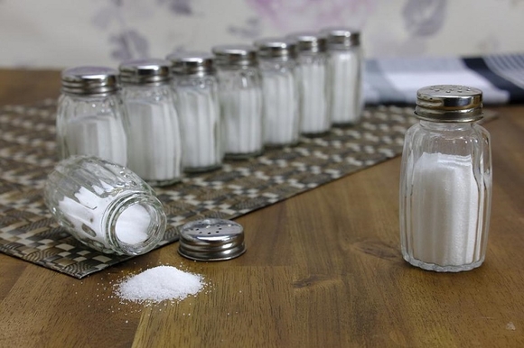 У тех, кто часто употребляет соль, риск преждевременной смерти повышен на 28%. Это примерно 2,3 года потери продолжительности жизни для мужчин и 1,5 года для женщин.
