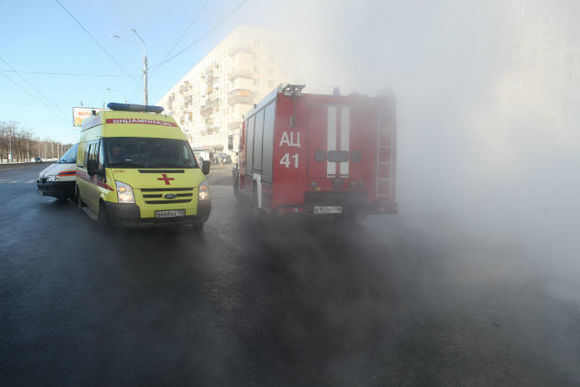 Три автомобиля провалились под асфальт в Петербурге