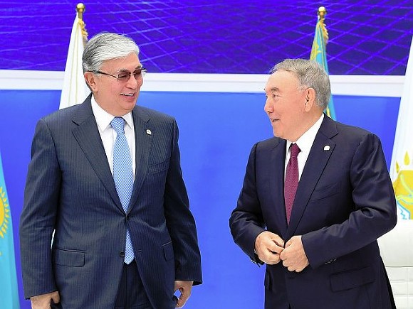 Сам Елбасы утверждает, что президент в Казахстане только один.