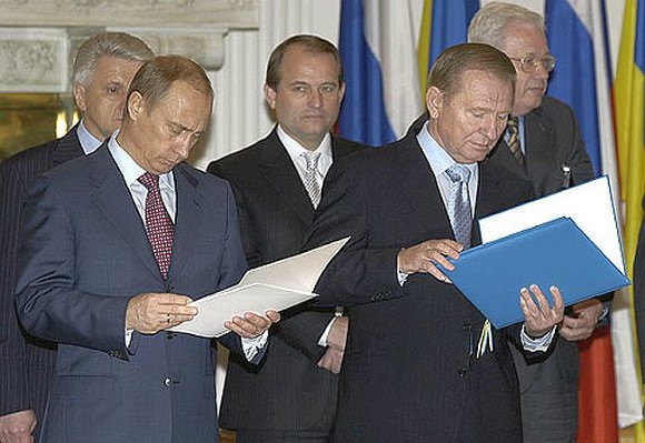 Виктор Медведчук еще в 2004 году был «между» двумя президентами.