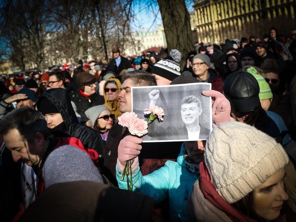 В Петербурге место для акции памяти Немцова окружили силы Росгвардии и полиции (фото, видео)