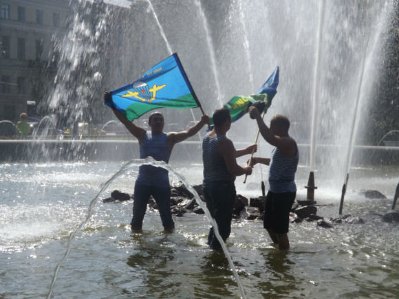 Роспотребнадзор предостерег граждан от купания в фонтанах в день ВДВ