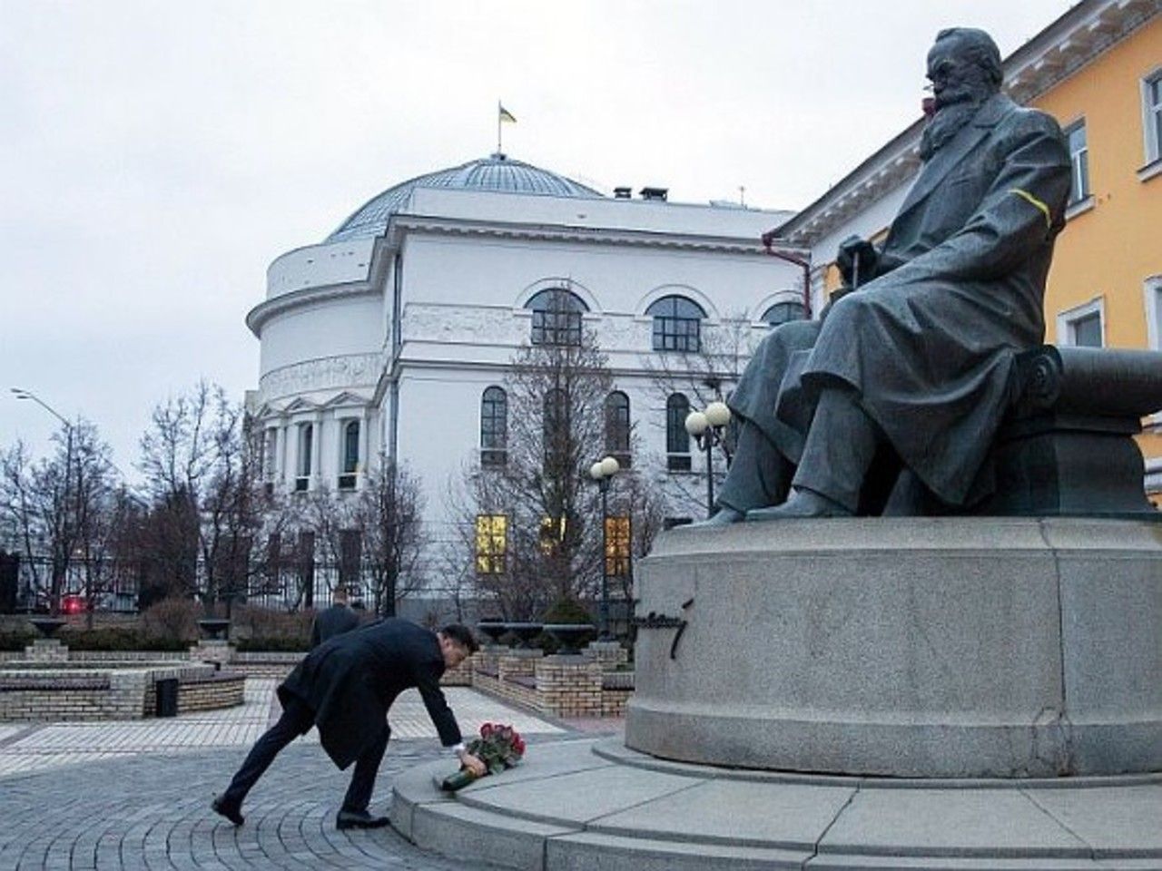 памятник зеленскому в милане