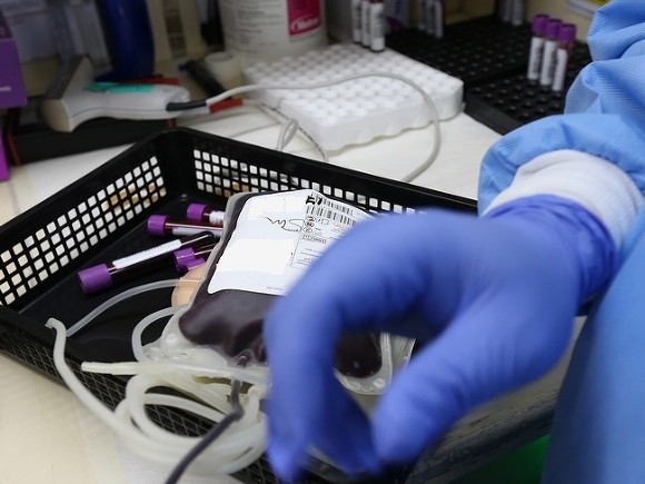 Соцработники, переболевшие коронавирусом, сдают плазму для зараженных москвичей