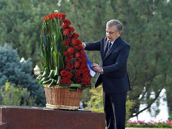 При этом Мирзиеев чтит память весьма авторитарного первого президента республики Ислама Каримова.