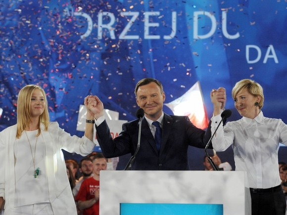 Впервые с 2000 года президенту Польши удалось переизбраться на второй срок.