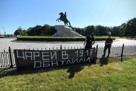 Активиста, повесившего на Сенатской площади баннер про «обнуление» царей, отправили на исправительные работы