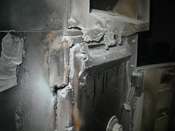 Грабители в масках подорвали банкомат в подмосковной «Пятерочке»