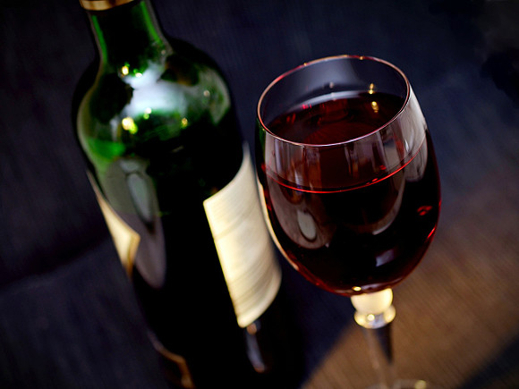 Во Франции неизвестные украли вина на 350 тыс. евро и швыряли в преследователей бутылками