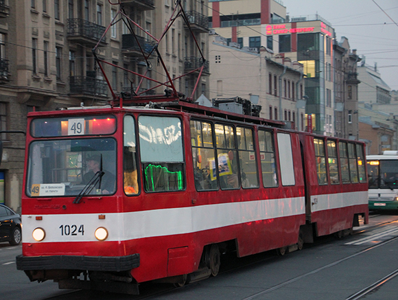 В Екатеринбурге неизвестные обстреляли трамвай