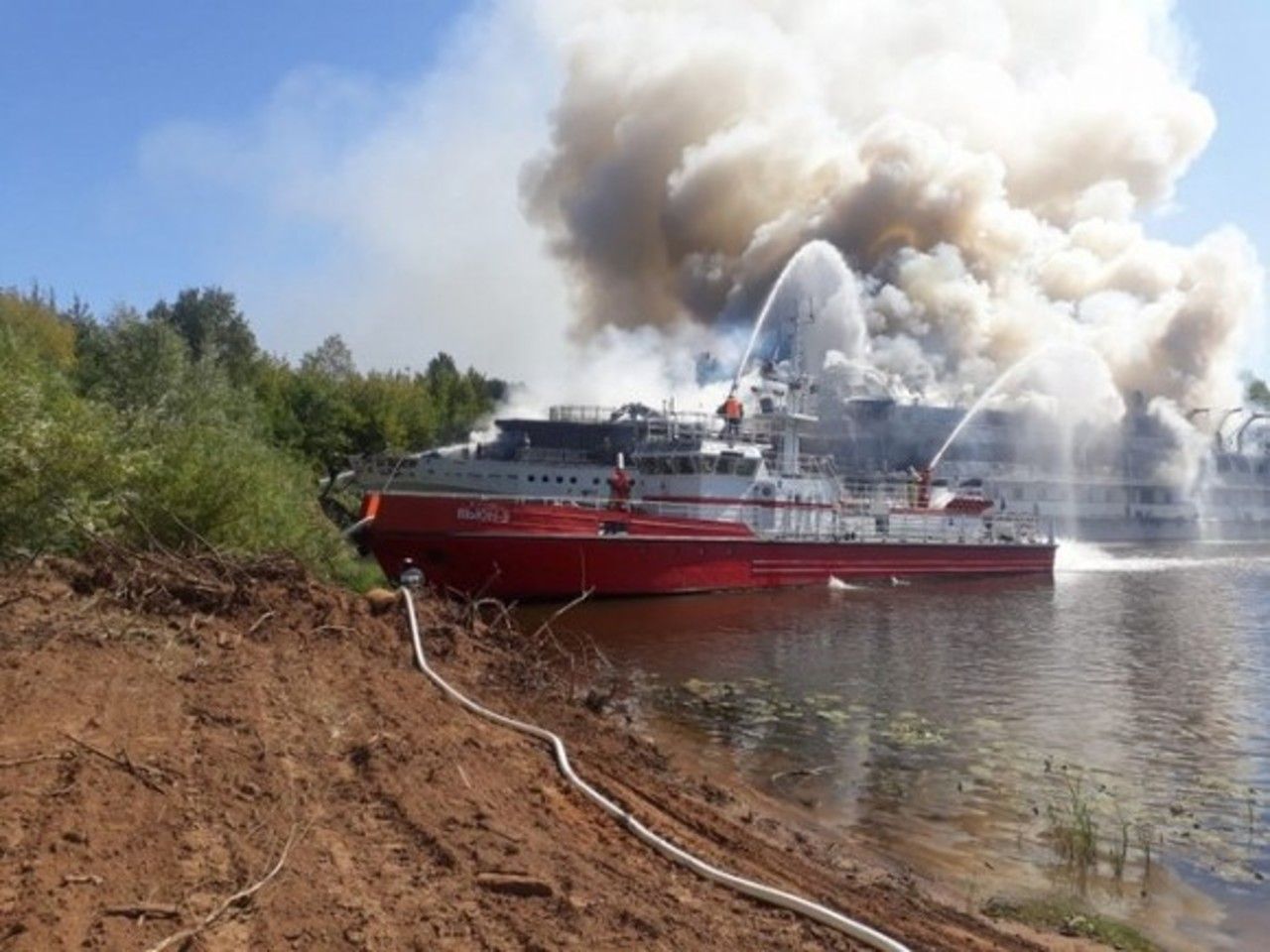 Пожарное судно. Пожар на теплоходе Святая Русь. Пожар на теплоходе Нижний Новгород. Судно Святая Русь. Сибирский Затон Нижний Новгород.